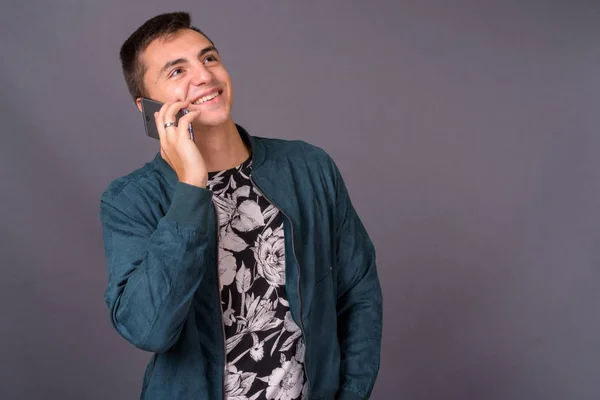 Portrét pohledný mladík mluví na mobilním telefonu — Stock fotografie