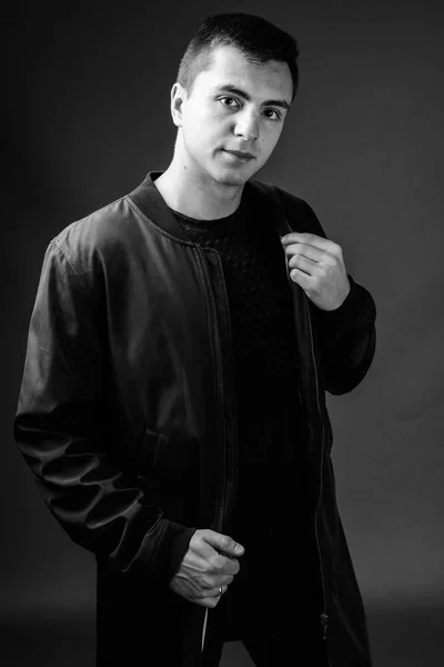 Estudio de un joven hombre guapo en blanco y negro — Foto de Stock