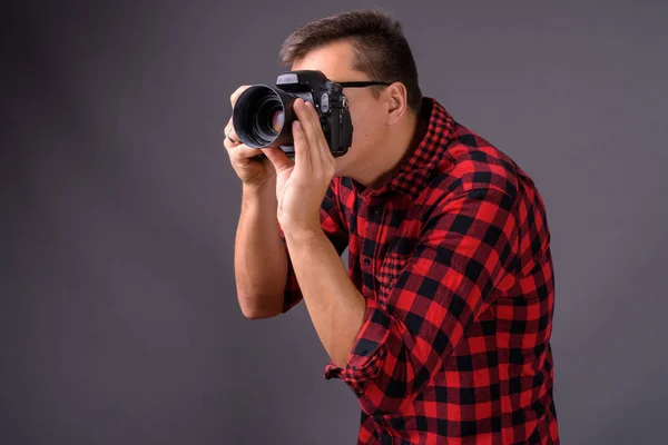 Jóképű fiatalember fotós kamera gazdaság portréja — Stock Fotó