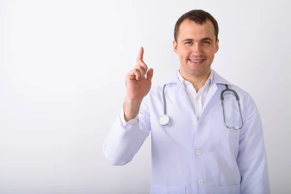 Studio colpo di giovane felice uomo muscolare medico sorridente mentre poi — Foto Stock