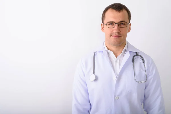 Studio shot de jeune homme musclé médecin portant des lunettes agai — Photo