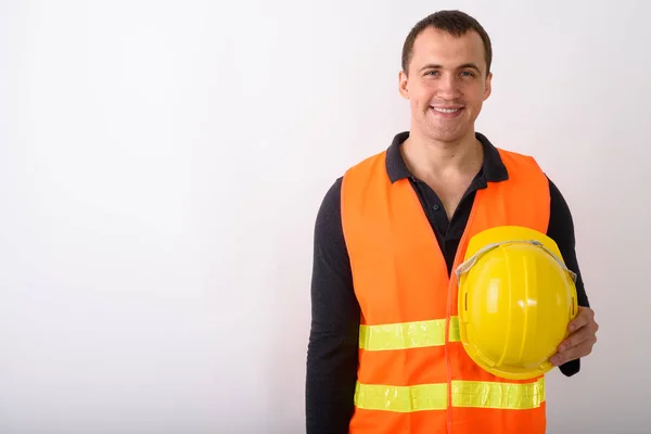 Retrato de un joven trabajador de la construcción de pie — Foto de Stock