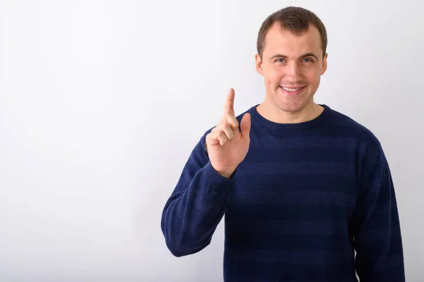 Studio colpo di giovane uomo muscoloso felice sorridente mentre punta f — Foto Stock