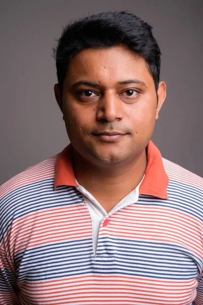 Szürke háttérrel indiai fiatalember portréja — Stock Fotó