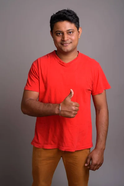 Studio Shot Van Jonge Indiase Man Dragen Rode Shirt Tegen — Stockfoto