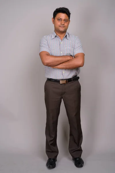 Portret młodego indyjski biznesmen szarym tle — Zdjęcie stockowe