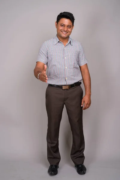 灰色の背景の若いインドのビジネスマンの肖像画 — ストック写真