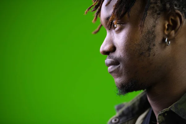 Jovem e bonito homem africano com dreadlocks vestindo camuflagem camisa — Fotografia de Stock