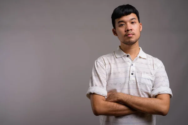 Retrato de joven asiático sobre fondo gris —  Fotos de Stock