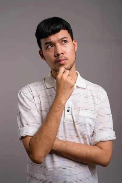Portrét mladé asijské muže přemýšlení a plánování — Stock fotografie