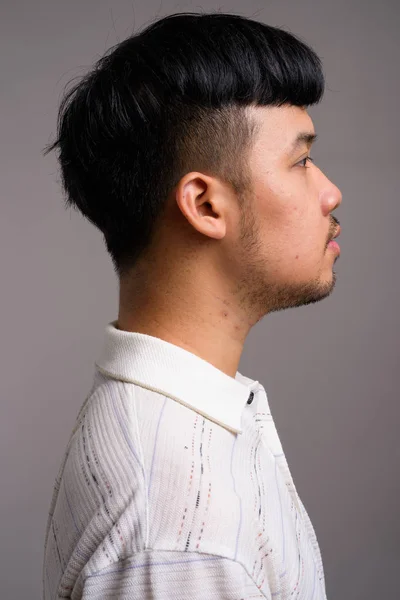 Profil görünümü gri bir arka plana dayanır Asyalı gencin — Stok fotoğraf