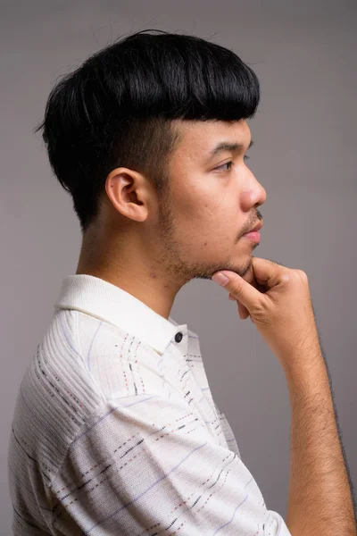 Profilo vista di giovane asiatico uomo pensiero — Foto Stock