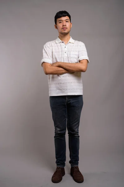 Retrato de joven asiático sobre fondo gris — Foto de Stock