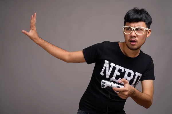 Studioaufnahme Eines Jungen Asiatischen Nerds Mit Brille Beim Spielen Vor — Stockfoto