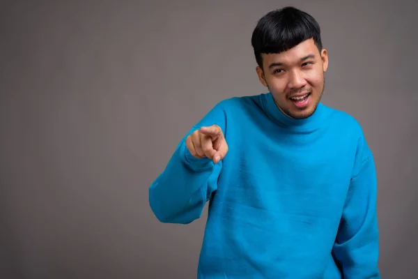 Retrato de joven asiático sobre fondo gris —  Fotos de Stock