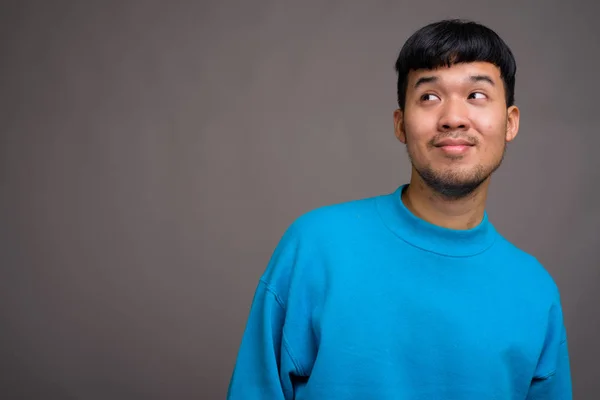 Retrato de joven asiático sobre fondo gris —  Fotos de Stock