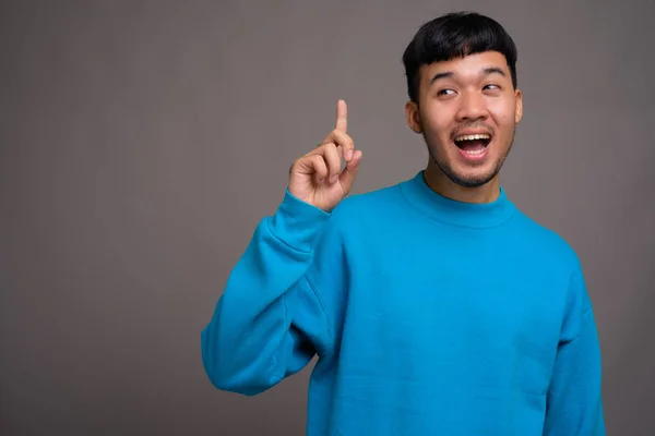 Retrato de joven asiático sobre fondo gris —  Fotos de Stock