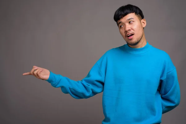 Retrato de joven asiático sobre fondo gris — Foto de Stock