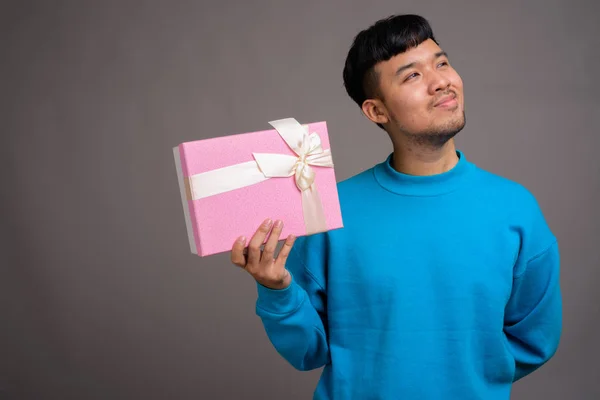 Портрет молодого азиата с подарочной коробкой — стоковое фото