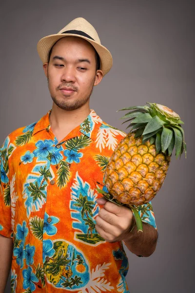 Portrait of young Asian tourist man holding pineapple — Stock Photo, Image