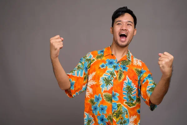 Jovem turista asiático homem pronto para férias contra backgrou cinza — Fotografia de Stock