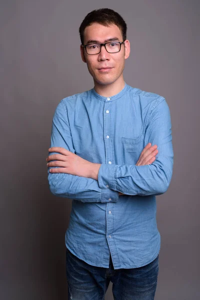 Портрет молодого азіатського бізнесмена з сірим минулим — стокове фото
