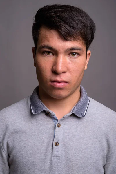 Портрет молодого азіата з сірим минулим — стокове фото