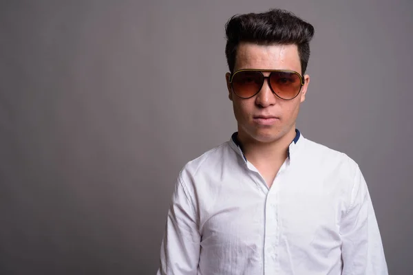 Młody biznesmen Azjatki sobie okulary przeciw backgrou szary — Zdjęcie stockowe