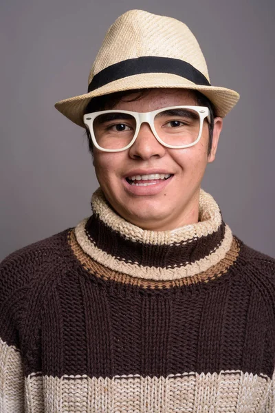 Στούντιο Πλάνο Του Κομψό Νεαρό Ασιατικό Έφηβο Αγόρι Φορώντας Ζεστά — Φωτογραφία Αρχείου