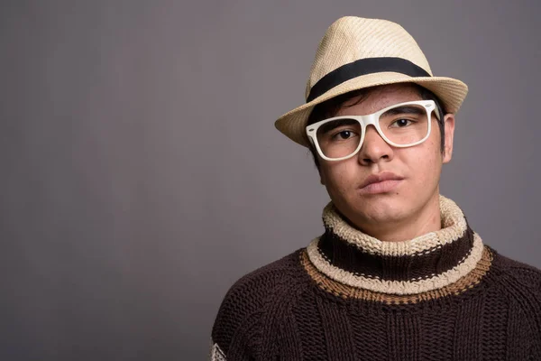 Elegante jovem Asiático adolescente menino vestindo roupas quentes contra gr — Fotografia de Stock