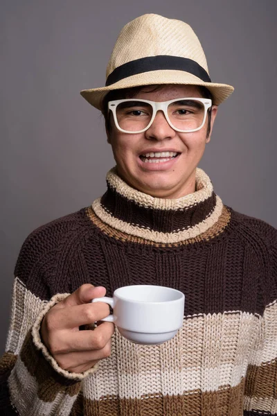 Elegante jovem Asiático adolescente menino vestindo roupas quentes contra gr — Fotografia de Stock