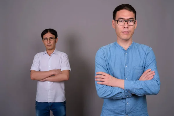 Dwaj młodzi biznesmeni Azjatycka noszenie okularów razem przeciwko — Zdjęcie stockowe