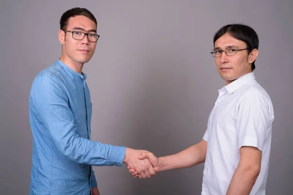 두 젊은 아시아 실업가 대 한 함께 안경 착용 — 스톡 사진