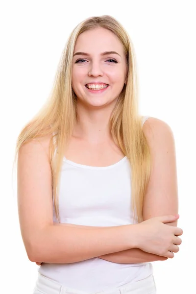 Estúdio tiro de jovem feliz adolescente sorrindo com braços cruzados — Fotografia de Stock