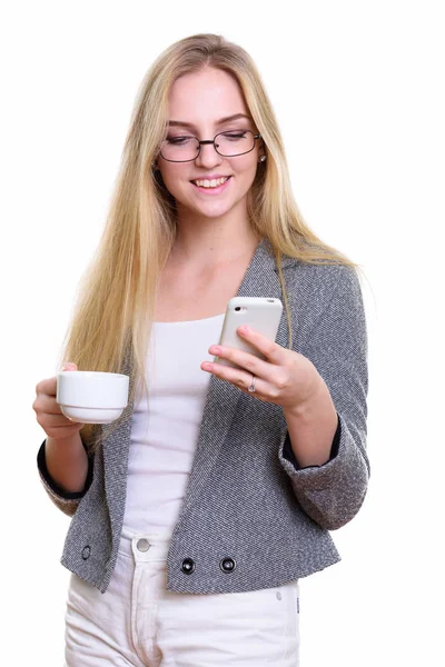 Joven mujer de negocios feliz sonriendo mientras se utiliza el teléfono móvil y h —  Fotos de Stock