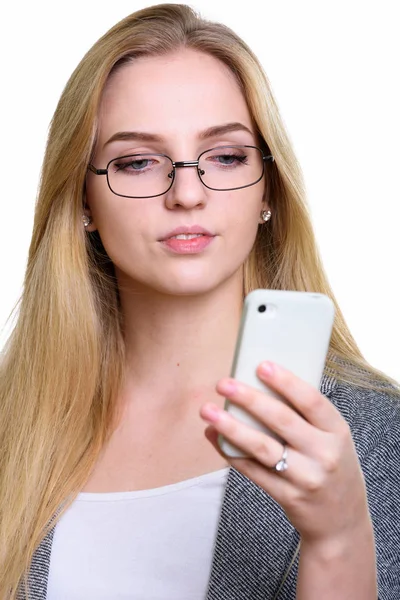 Rostro de joven mujer de negocios hermosa usando el teléfono móvil —  Fotos de Stock