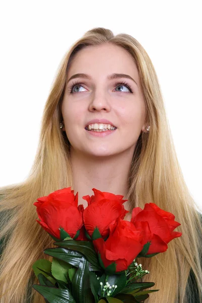 Πρόσωπο του στοχαστικός ευτυχισμένη εφηβικό κορίτσι που χαμογελά ενώ κρατάτε κόκκινο — Φωτογραφία Αρχείου