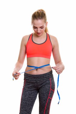 Stüdyo çekim genç güzel genç kızın bel ızg ölçme