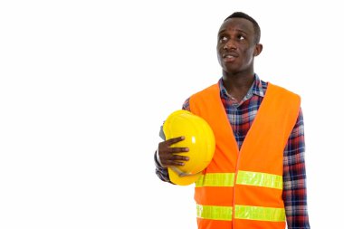 Genç siyah Afrika adam inşaat işçisi stüdyo çekim düşünüyorum