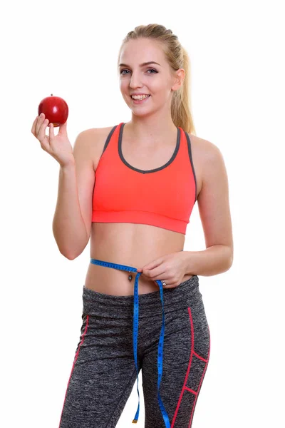 Młody szczęśliwy nastolatkę uśmiechający się trzymając Czerwone jabłko i mea — Zdjęcie stockowe