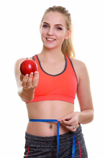 Młody szczęśliwy nastolatkę uśmiechający się dając czerwone jabłko i MEA — Zdjęcie stockowe