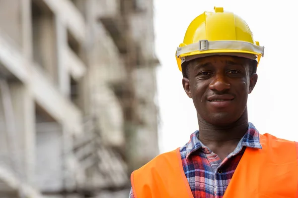 Jeune Homme Noir Heureux Travailleur Construction Africaine Souriant Sur Chantier — Photo