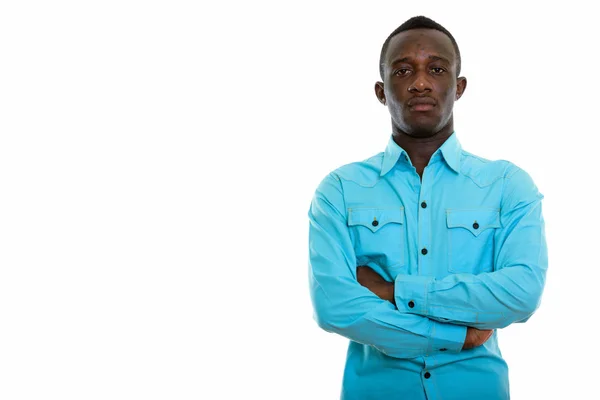 Studio skott av ung svart afrikansk man med armarna korsade — Stockfoto