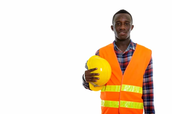 Studio shot van jonge gelukkig zwarte Afrikaanse man bouwvakker — Stockfoto
