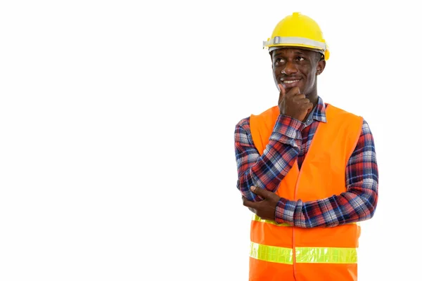 Studio shot de jeune homme noir heureux travailleur de la construction africaine — Photo