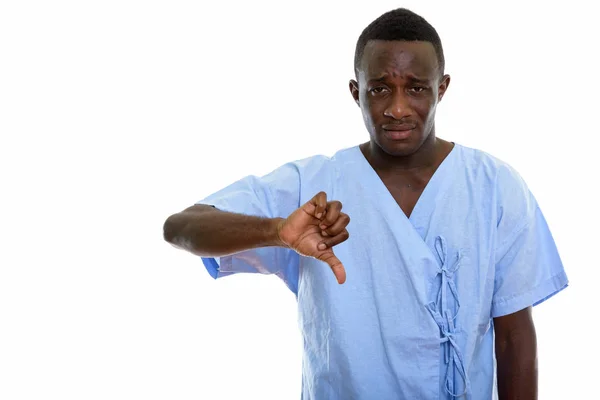Estudio disparo de joven negro africano hombre paciente buscando triste mientras —  Fotos de Stock