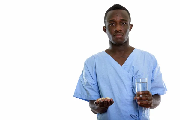 Estudio toma de joven negro africano hombre paciente holding vitamina t —  Fotos de Stock