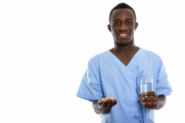 Estudio disparo de joven feliz negro africano hombre paciente sonriendo whi —  Fotos de Stock