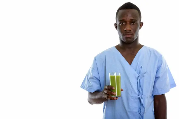 Estudio disparo de joven negro africano hombre paciente celebración de vidrio de —  Fotos de Stock