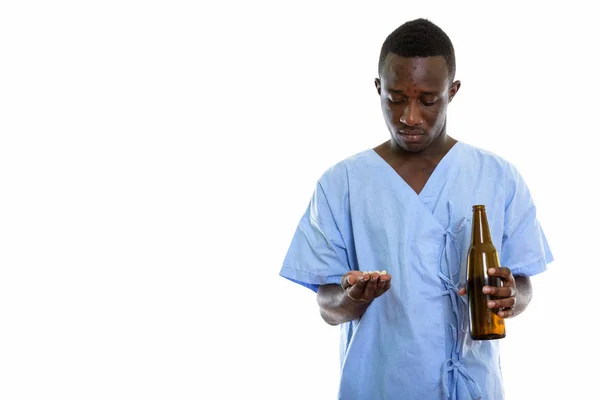 Estudio de un joven negro africano paciente mirando vitami —  Fotos de Stock
